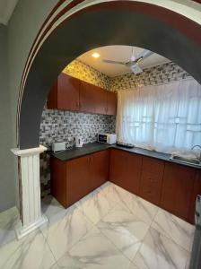 einen Torbogen in einer Küche mit einer Arbeitsplatte in der Unterkunft Accra City Apartments in Accra