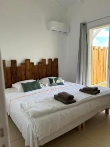 ein Schlafzimmer mit einem großen Bett mit Handtüchern darauf in der Unterkunft Ruddy’s house in Le Gosier
