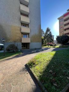 un edificio con un patio de césped junto a un edificio en Urban Penthouse - Milan & Rho Fiera, en Bresso