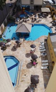 an overhead view of a large swimming pool with umbrellas and chairs at Só alegria Eldorado Thermas in Caldas Novas