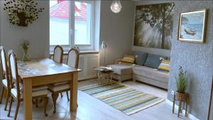 salon ze stołem i kanapą w obiekcie Eleganckie Mieszkanko na Kamiennej Górze w mieście Gdynia