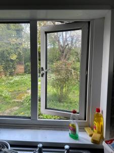 ein Fenster in einer Küche mit Blick auf einen Hof in der Unterkunft Ebehi Inn in London