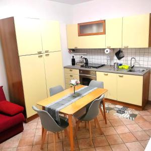 卡斯特非達多的住宿－Casa Soprani - Relax Marchigiano，厨房配有木桌和椅子