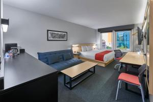 une chambre d'hôtel avec un lit et un canapé dans l'établissement City Express by Marriott Monterrey Norte, à Monterrey