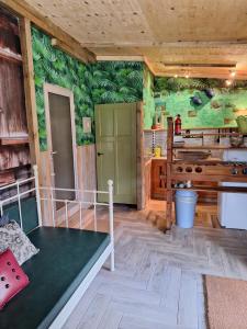 um quarto com uma cama e uma parede verde em Villa Berk en Heide em Rosmalen