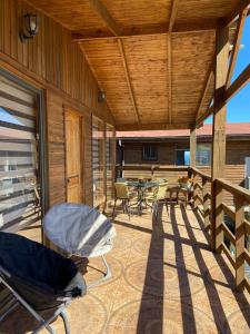 een terras met stoelen en een tafel bij Bella cabaña sector residencial in Pelluhue