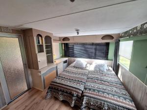 een slaapkamer met een bed in het midden bij Villa Berk en Heide in Rosmalen