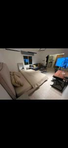 Dormitorio con cama, escritorio y TV en استديو بتصميم عصري ومريح في موقع مميز en Riad
