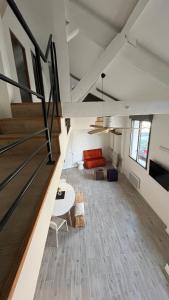 ein Loft mit einer Treppe und einem Wohnzimmer in der Unterkunft ÂU-LAC loft rénové en 2024 in Lourdes