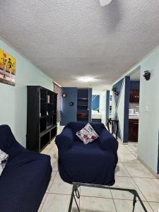 een woonkamer met een zitzak en een bank bij Sensity Home Dpto céntrico hermoso y cómodo in Tehuacán