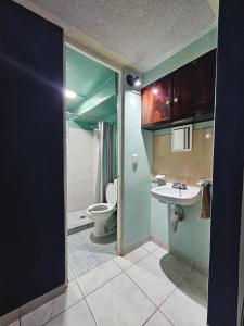 a bathroom with a toilet and a sink at Sensity Home Dpto céntrico hermoso y cómodo in Tehuacán