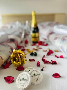 un tavolo ricoperto di fiori e una bottiglia di champagne di Hotel Irish a Bihać
