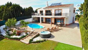 uma vista aérea de uma casa com piscina em Villa Margarida by Laranjal Rentals em Albufeira