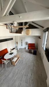 een grote woonkamer met een tafel en een bank bij ÂU-LAC loft rénové en 2024 in Lourdes