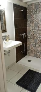 y baño con lavabo y ducha. en La Maison des Amis en Fez