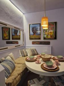 ein Wohnzimmer mit Sofa und Tisch in der Unterkunft TheharmonyhouseTaganana in Taganana + 14 Fotos