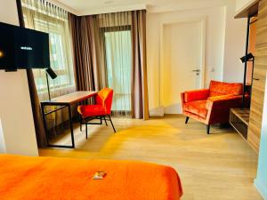 una camera d'albergo con letto, tavolo e sedie di Trip Inn Hotel Frankfurt-Heusenstamm a Heusenstamm
