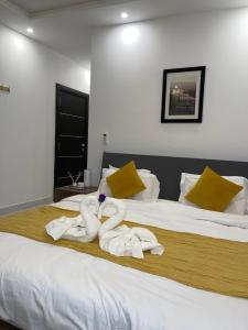 a bedroom with a bed with towels on it at Appartement de luxe avec un toit terrasse in Nouakchott