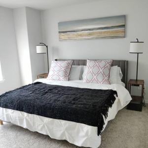 um quarto com uma cama grande e almofadas cor-de-rosa em Maison EMN em Fort Worth