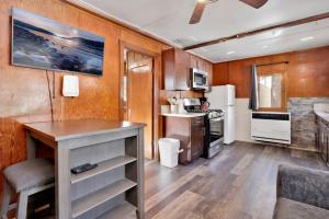 Kuchyň nebo kuchyňský kout v ubytování Sunset Cottage Lakeside Couple's Cabin by Big Bear Vacations
