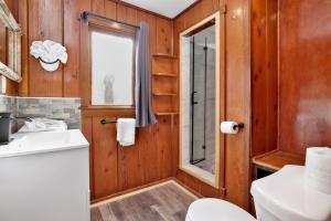 Koupelna v ubytování Sunset Cottage Lakeside Couple's Cabin by Big Bear Vacations + 16 fotografií
