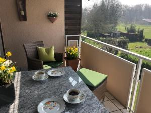 - une table avec deux tasses de café sur le balcon dans l'établissement Annes Ferienwohnung Freiburg, à Vörstetten