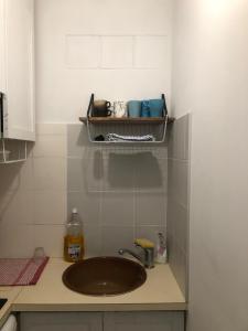 um balcão de cozinha com um lavatório na cozinha em Mon Paris em Paris