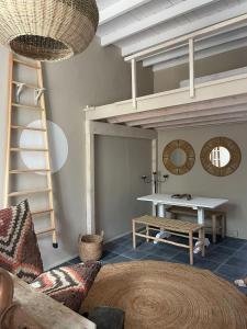 Zimmer mit einem Hochbett mit einer Bank und einem Tisch in der Unterkunft TheharmonyhouseTaganana in Taganana