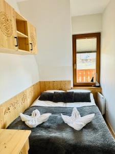 扎科帕內的住宿－Apartament-Domek GIEWONT，小型客房 - 带2张床和窗户