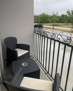 d'un balcon avec deux chaises, une table et une vue. dans l'établissement Apartman Blagojevic, à Veliko Gradište