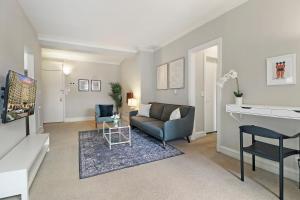 a living room with a couch and a table at Elegant 1-Bedroom Apartment in Hyde Park - Windermere 310 in Chicago