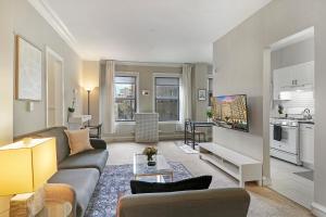 a living room with a couch and a table at Elegant 1-Bedroom Apartment in Hyde Park - Windermere 310 in Chicago