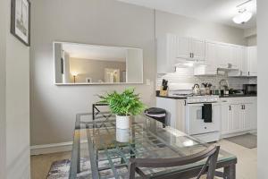 Elegant 1BR Hyde Park Apartment - Windermere 310にあるキッチンまたは簡易キッチン