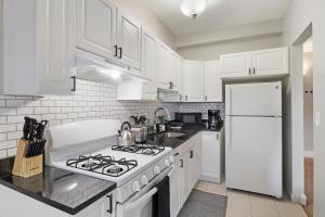 Elegant 1BR Hyde Park Apartment - Windermere 310にあるキッチンまたは簡易キッチン