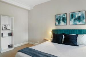 um quarto com uma cama e duas fotografias na parede em Elegant 1BR Hyde Park Apartment - Windermere 310 em Chicago