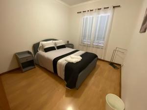 カニコにあるMilagrosa Apartmentの部屋の中に大きなベッドがある寝室