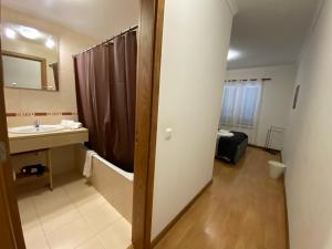 カニコにあるMilagrosa Apartmentの洗面台、トイレ、鏡のあるバスルーム +38枚の写真