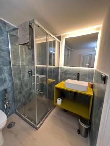 ナポリにあるJ-Appartment Toledoのバスルーム(シャワー、シンク付)