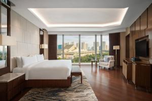 Postel nebo postele na pokoji v ubytování JW Marriott Hotel Hanoi