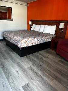 楠帕的住宿－南帕市中心酒店，酒店客房,配有一张床和一张红色的沙发