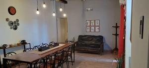 Una sala de estar con una mesa y sillas y un sofá. en Casa el Benteveo, en San Luis