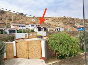 Una casa con una flecha roja encima. en Casuarinas Del Mar Hospedaje Chalet 3 habitaciones, en Canoas