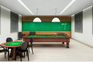 納塔爾的住宿－Apartamento inteiro litoral norte Natal RN，一间设有台球桌和绿色墙壁的客房