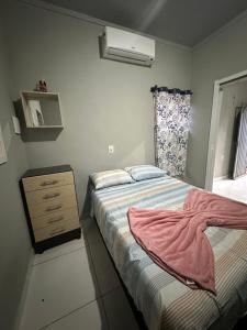 1 dormitorio con 1 cama, vestidor y ventana en Flat Nogueira, en Palmas
