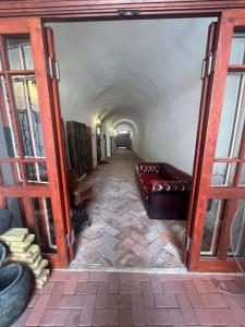 um longo corredor com um sofá num quarto em Residence Spillenberg Apartment 1B em Levoča