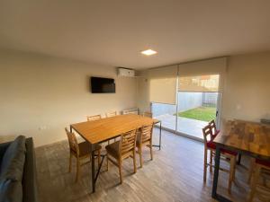 Un comedor con mesa y sillas de madera. en Baita Di Franca, en Córdoba