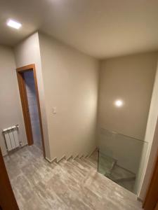una habitación vacía con una puerta de cristal y un pasillo en Baita Di Franca, en Córdoba