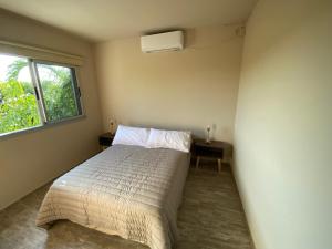un dormitorio con una cama y una ventana en Baita Di Franca, en Córdoba