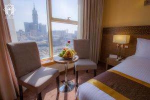 Postel nebo postele na pokoji v ubytování Manarat Gaza Hotel - Al Haram Tower