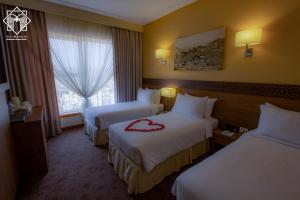 Postel nebo postele na pokoji v ubytování Manarat Gaza Hotel - Al Haram Tower